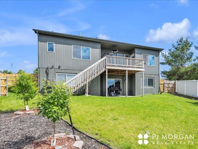 Building Photo - Beautiful 4 Bedroom, 3 Bathroom Home - Ren...