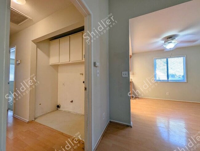Building Photo - 2 Bed 1 Bath No one Above You