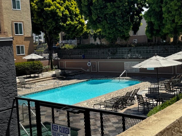 Building Photo - 3550 Lebon Dr