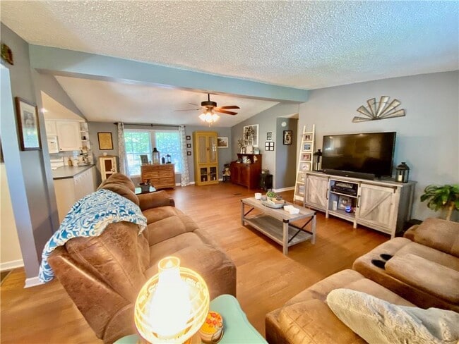 Building Photo - 148 Pine Tree Path