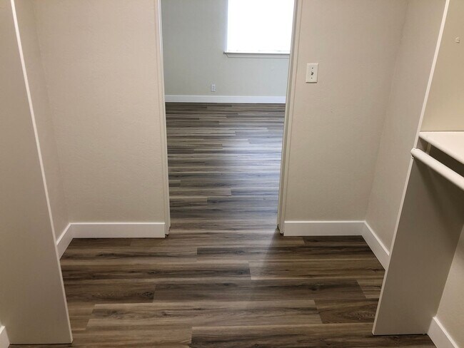 Building Photo - Updated 3 bedroom, 2 bathroom duplex in Sp...