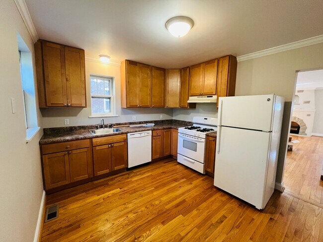 Building Photo - 3 Bed 1 Bath - Harwood Floors