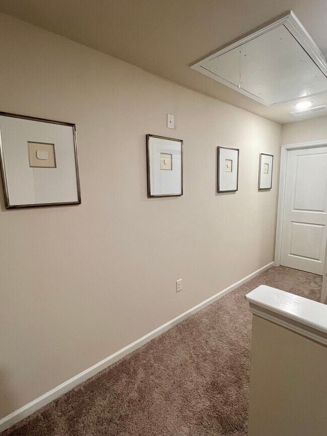 Building Photo - 1 MONTH FREE! 3 Bedroom Townhome in Oakwood!