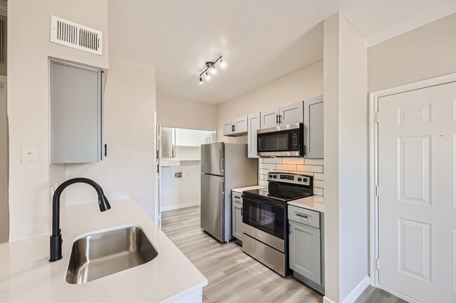 A2 Renovated - 1 Bed 1 Bath - Rise Creekside