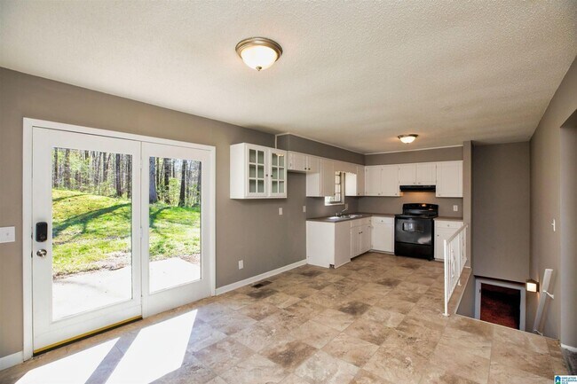 Building Photo - 3 Bedroom 1.5 Bath Home in Adamsville Area