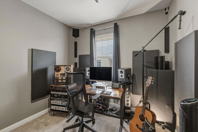 Building Photo - 6814 E Riverside Dr