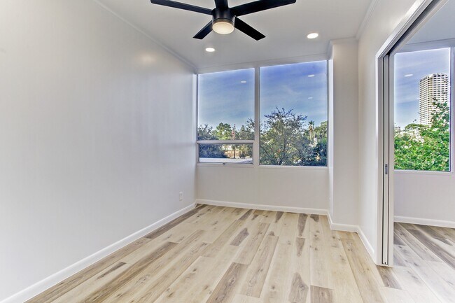 Building Photo - 2701 Westheimer Rd