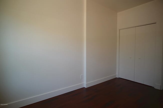 Building Photo - 118 E 18th St