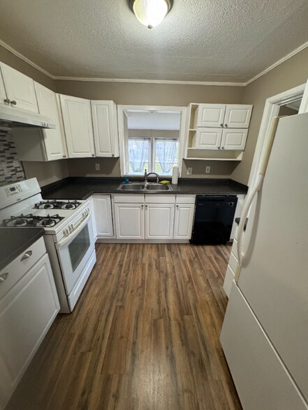 Building Photo - 2025 NE Elmhurst Ave