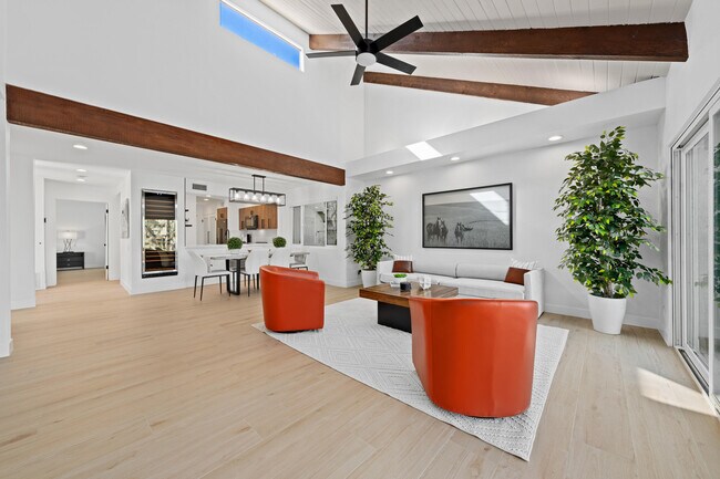 Building Photo - 352 Forest Hills Dr