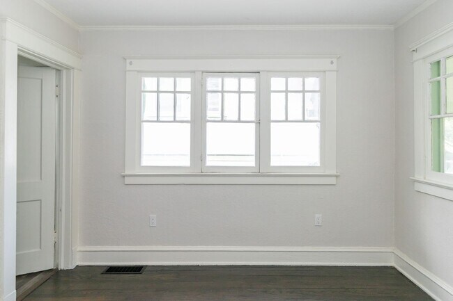 Building Photo - 2024 E 48th Terrace