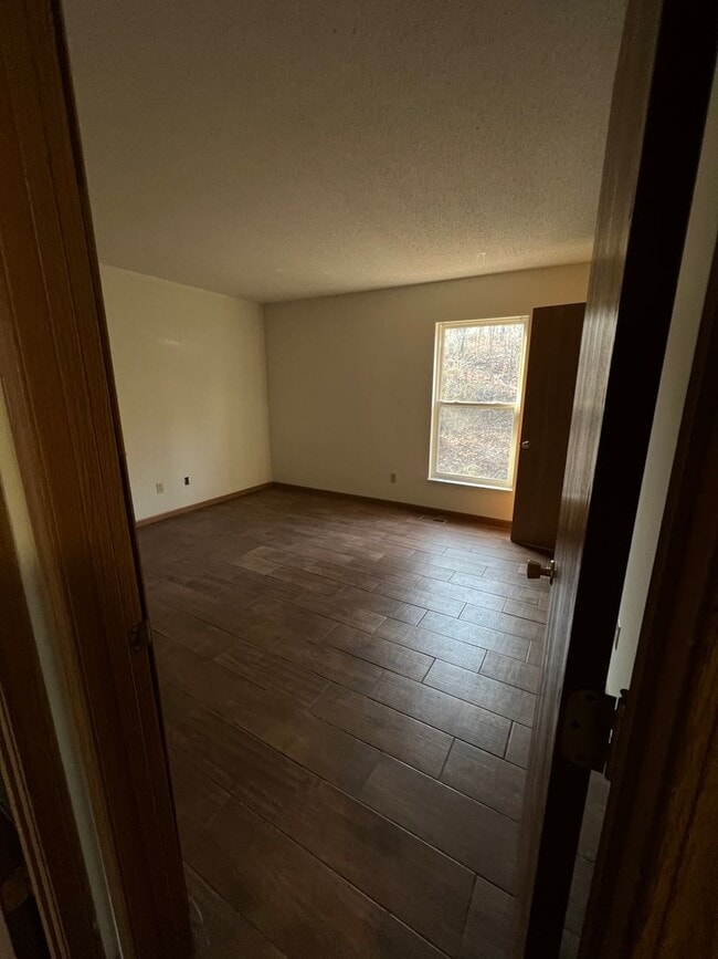 Building Photo - 4 bed 1.5 bath home close to I-44