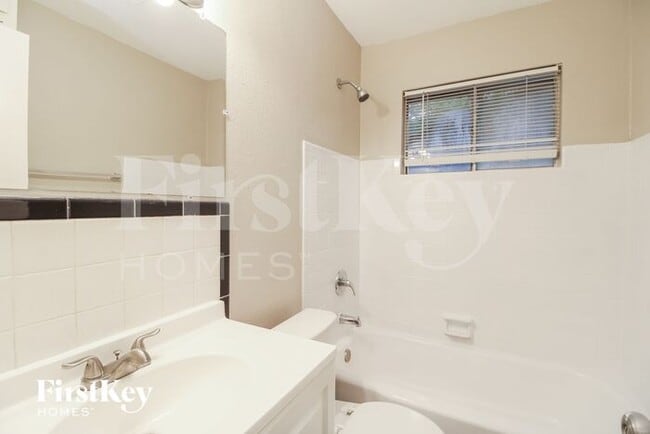 Building Photo - 4415 Akard St