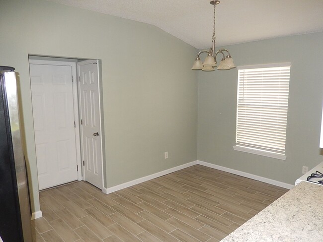 Building Photo - 3BR/2BA Single Family House