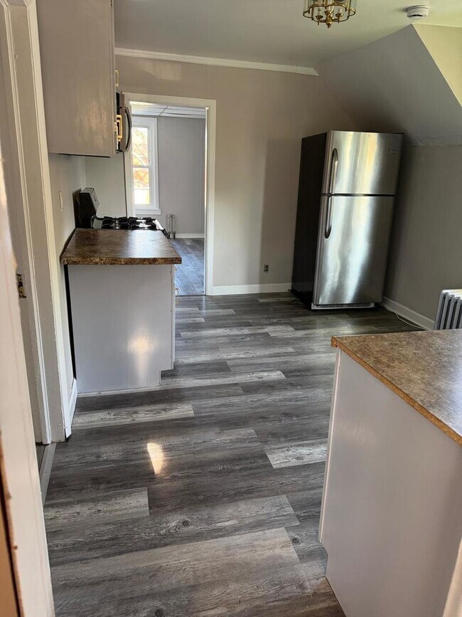 Building Photo - 930 S Victory St