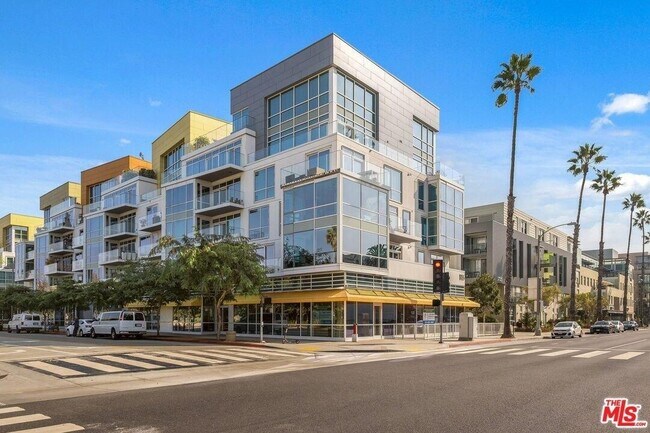 Building Photo - 1705 Ocean Ave