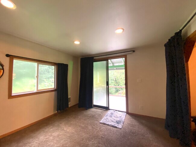 Building Photo - 60 W Puyallup Dr