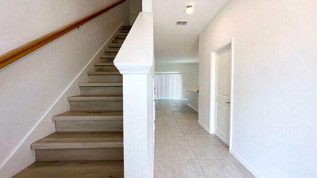Building Photo - AVAILABLE NOW! 3/2.5 Townhome For Rent in Bellalago!