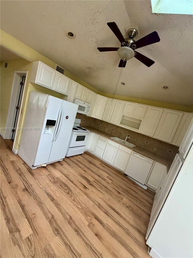 Building Photo - 3900 W 17th St