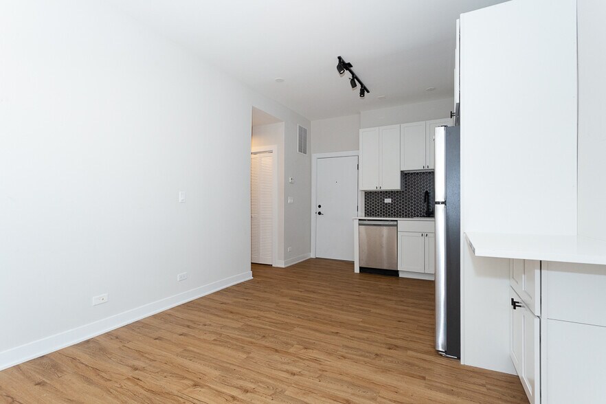 Building Photo - 659 W Wrightwood Ave