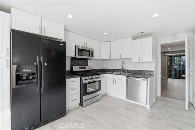 Building Photo - 8633 Balboa Blvd