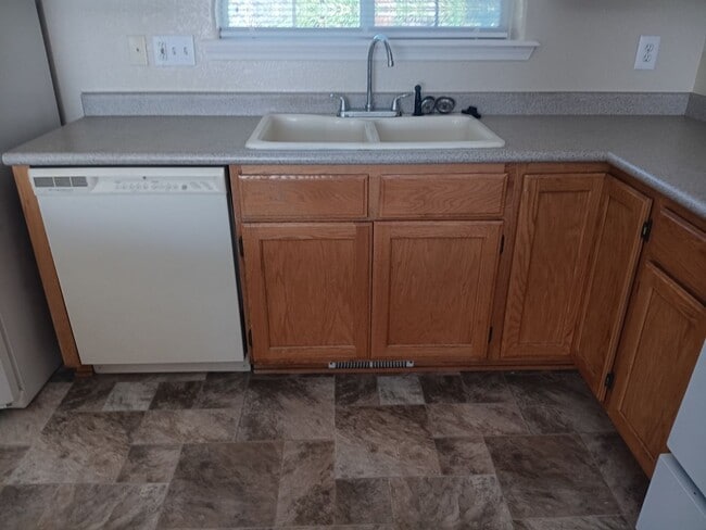 Building Photo - Cozy and Spacious Home for Rent