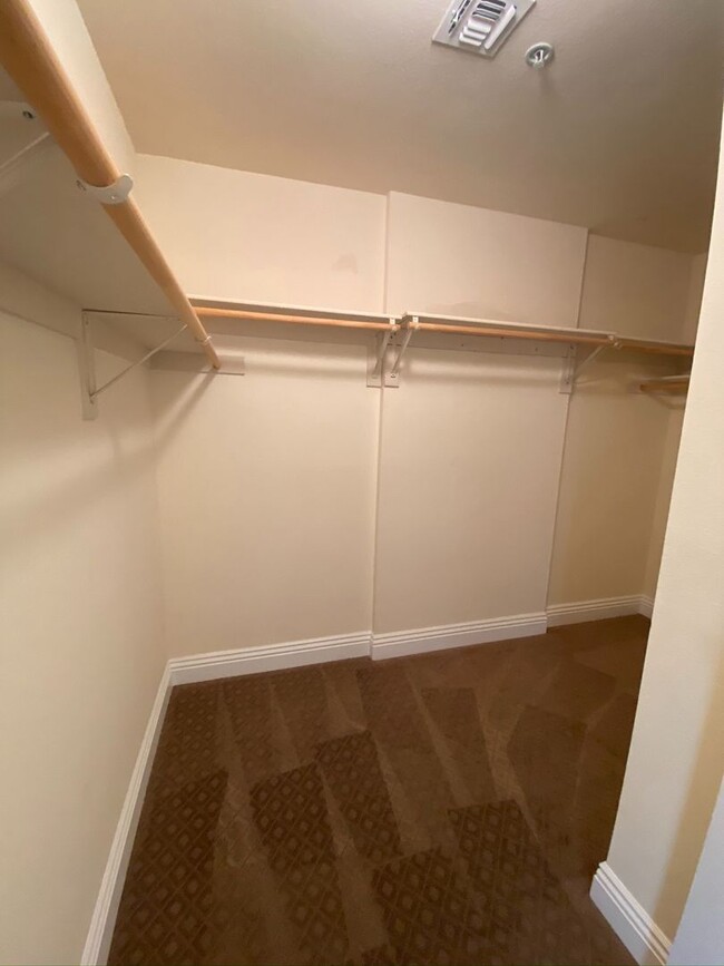 Building Photo - FABULOUS 4TH FLOOR CONDO IN GATED COMMUNIT...