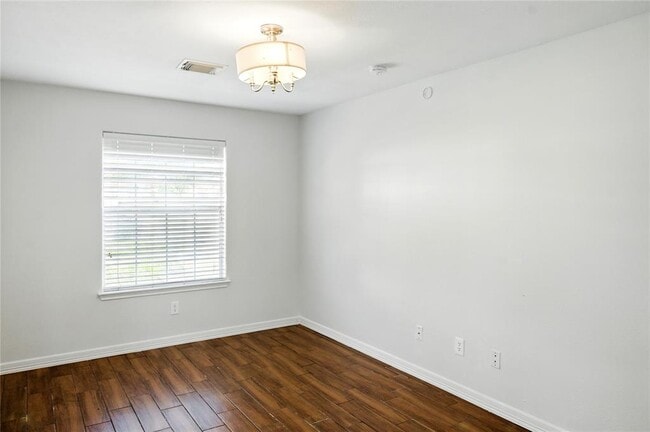 Building Photo - 706 Silver Cliff Ln