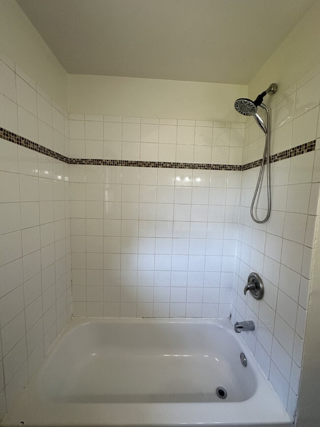 Building Photo - 1112 E Memorial Dr