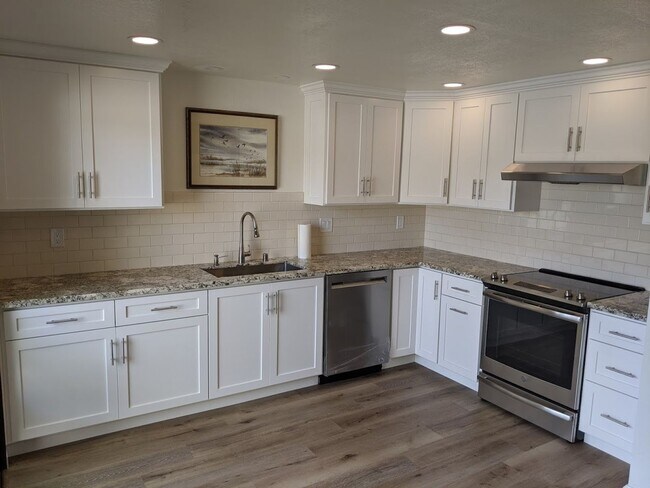 Building Photo - LOS GATOS  - Town House with designer upda...