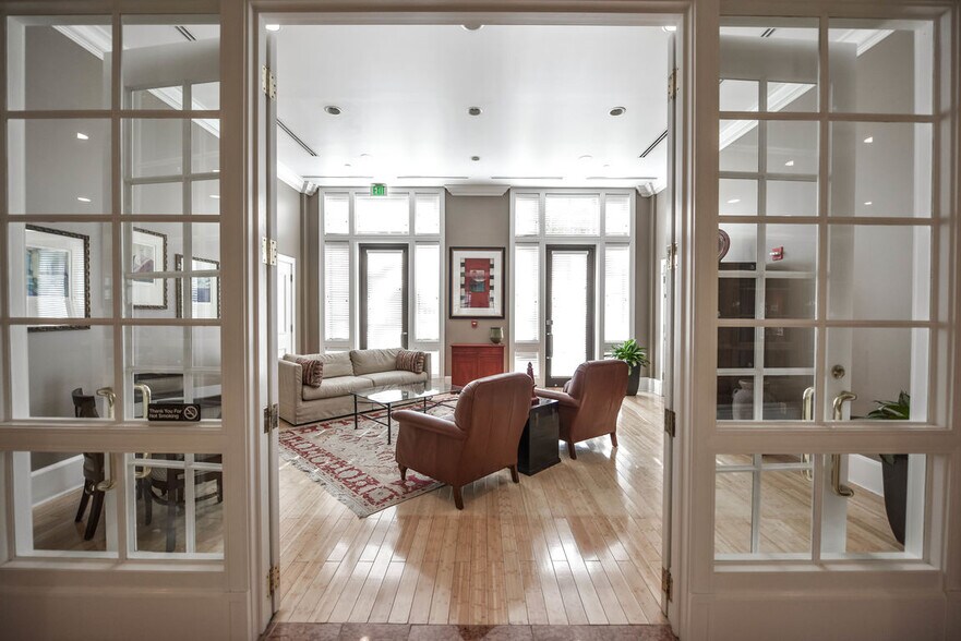 Sitting room-Amenity - 750 N Tamiami Trl