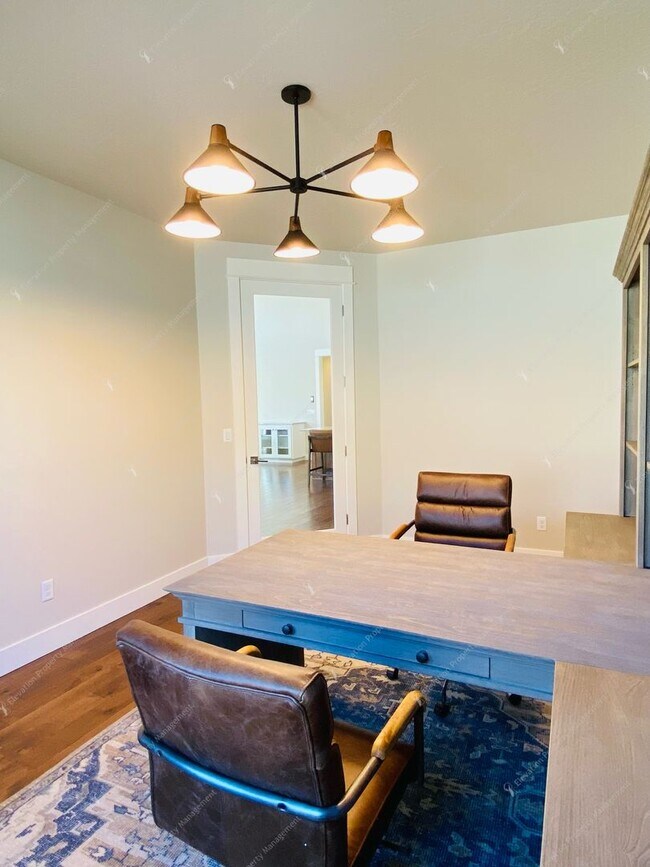 Building Photo - Luxury Single-Level 3BR - 3.5BA Living in Tetherow