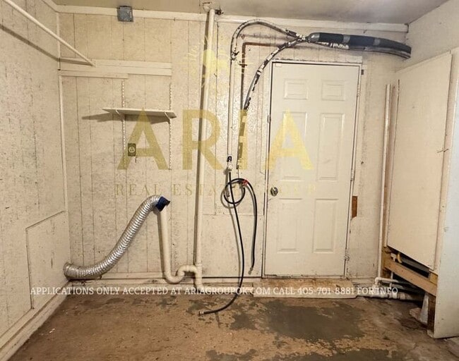 Building Photo - LOCATION! LOCATION! LOCATION! Charming 2 B...