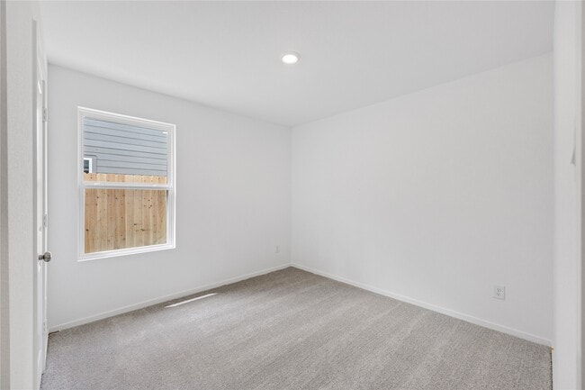Building Photo - 915 Songbird Ln