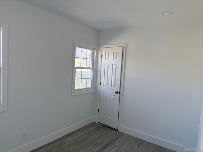 Building Photo - 862 Station Pl