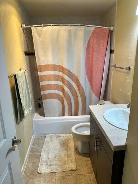 Ensuite bathroom off of main bedroom - 626 4th Ave W