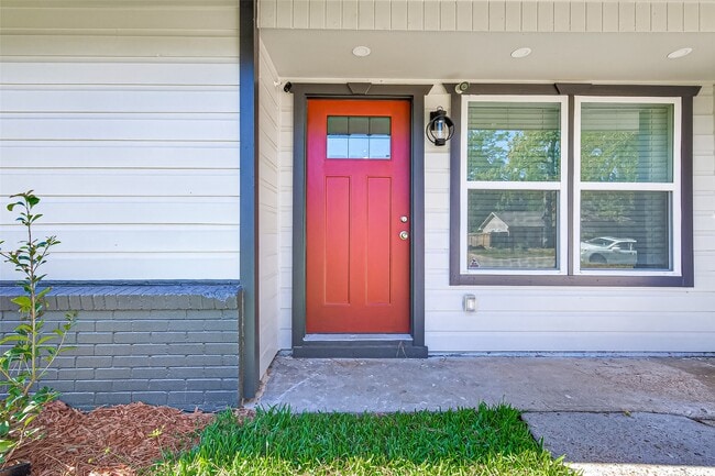 Building Photo - 10531 Royal Oaks Dr