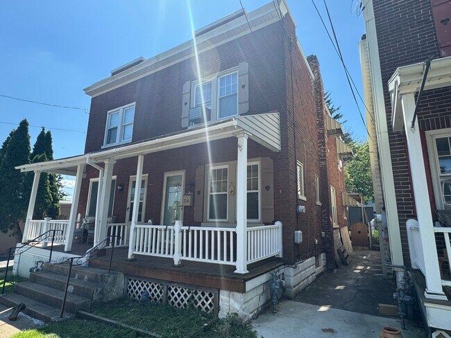 Building Photo - Beautiful 2 Bedroom Semi-Detached Home in Lancaster!