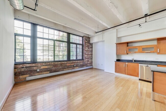 Building Photo - Amazing 2+2 in Logan Cirlce, NW DC
