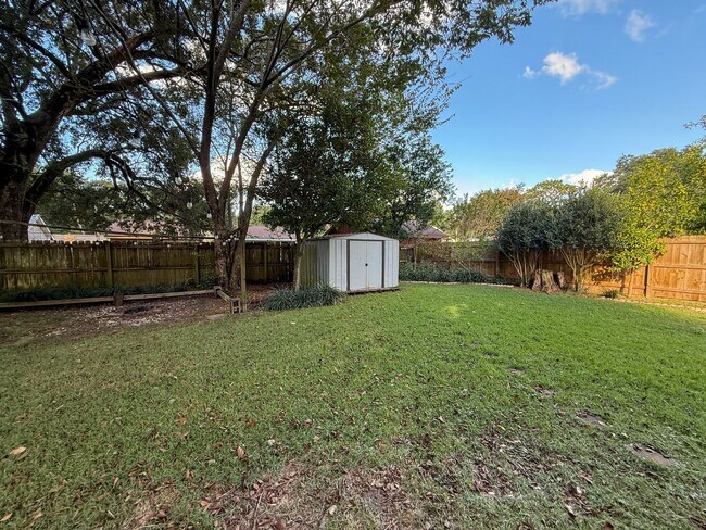 Building Photo - Well maintained 3 bedroom 2 bath home avai...