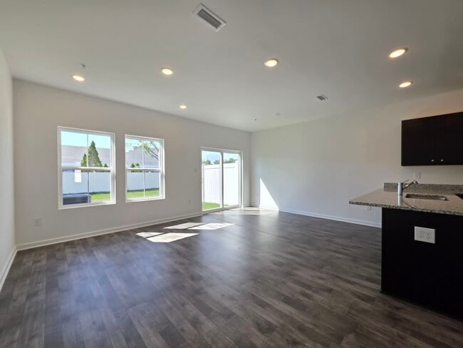 Building Photo - 222 Clement Lp