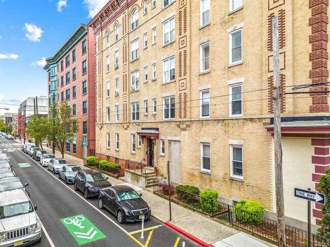 Building Photo - 533 Monroe St