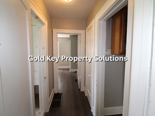 Building Photo - Spacious 2 BR 1 BA House with Dining Room ...