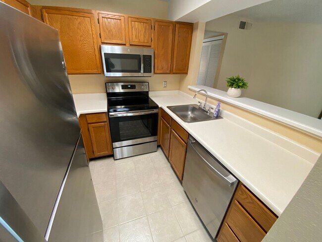 Building Photo - Lakewood Condo