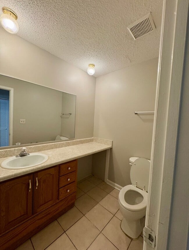 Building Photo - Freshly renovated 3 bedroom condo in Decatur