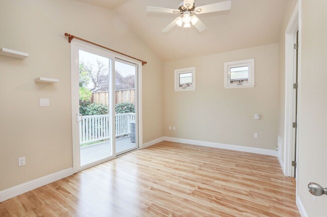 Building Photo - 4 Bed / 3.5 Bath clean and comfortable Sun...