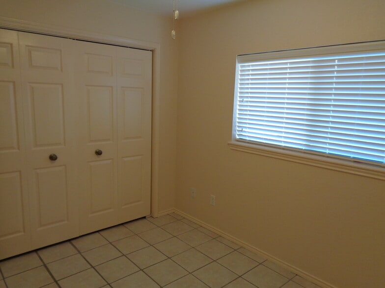 Middle Bedroom - 15414 Grass Cay Ct