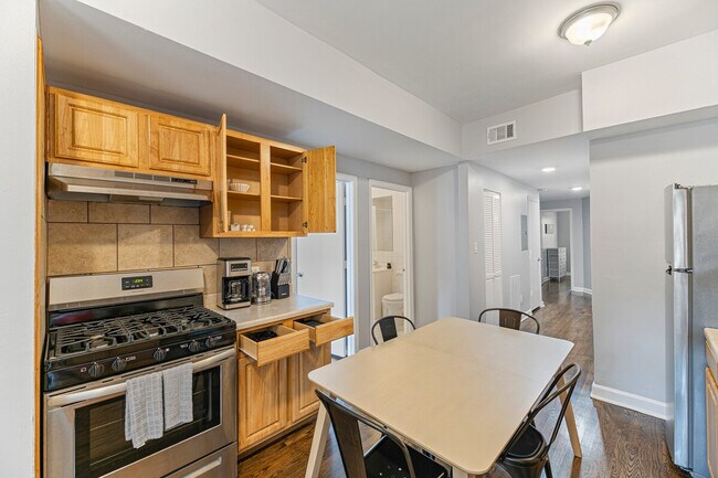 Building Photo - 907 W Agatite Ave