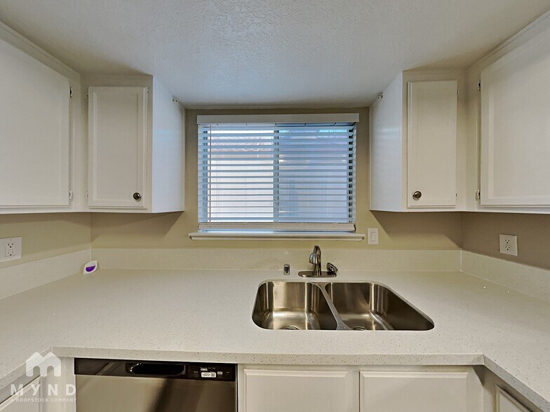 Building Photo - 5825 Goodsprings Ct