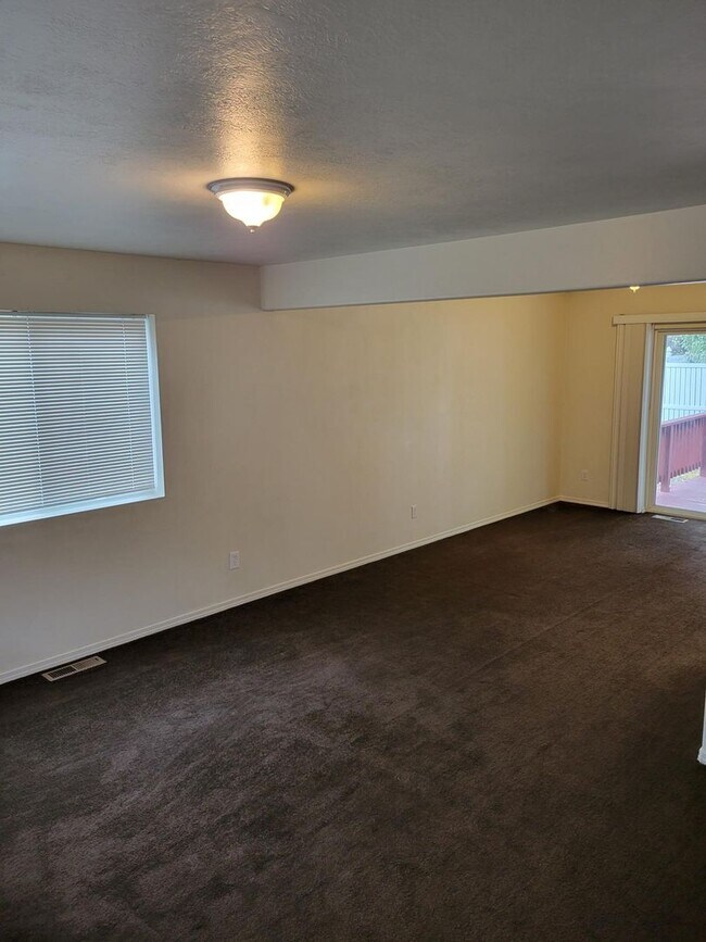 Building Photo - 3 Bedroom 2 Bathroom Centrally Located Tow...